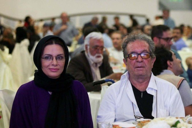 O diretor de cinema iraniano Dariush Mehrjui e sua esposa Vahida Mohammadifar -  (crédito: ABDULWAHED MIRZAZADEH / ISNA NEWS / AFP)