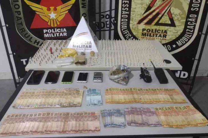 Cocaína, maconha e crack foram apreendidos junto com dinheiro e celulares - (crédito: PMMG) Cocaína, maconha e crack foram apreendidos junto com dinheiro e celulares - (crédito: PMMG)