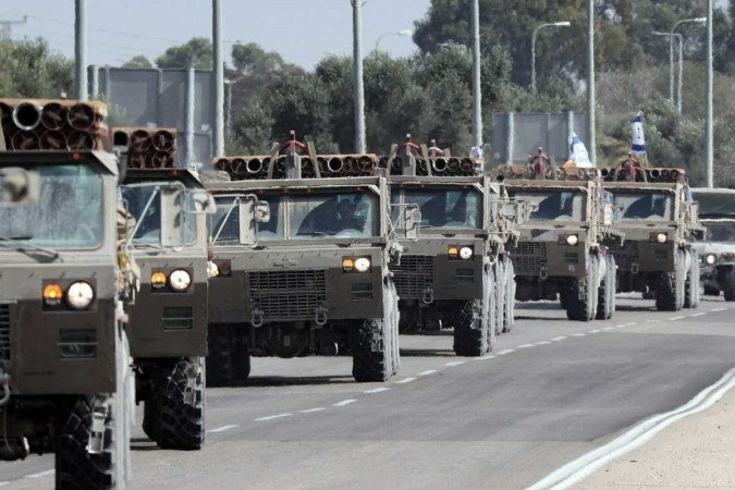 Um comboio de caminhões do exército israelense carregando morteiros avança em uma estrada perto da cidade de Sderot       -  (crédito: THOMAS COEX / AFP)