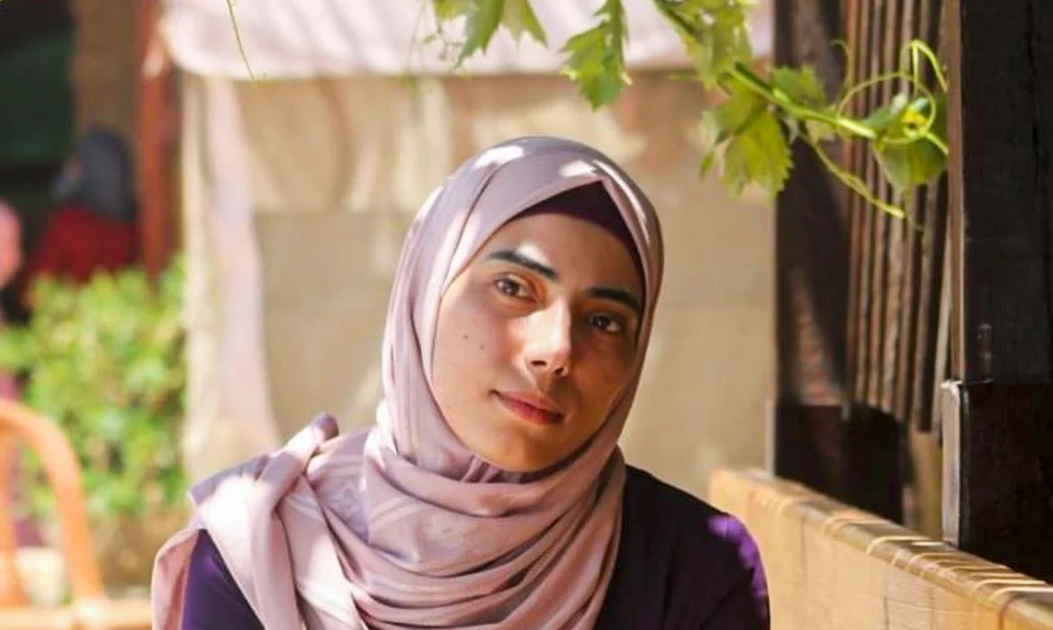 Escritora palestina morre aos 32 anos durante bombardeio em Gaza - (crédito: Reprodução/ X) Escritora palestina morre aos 32 anos durante bombardeio em Gaza - (crédito: Reprodução/ X)