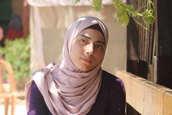 A escritora Heba Abu Nada morreu durante o bombardeio em Gaza -  (crédito: Reprodução / X)