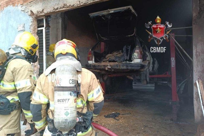Bombeiros são acionados para apagar incêndio dentro de oficina em Planaltina - (crédito: CBMDF/Divulgação) Bombeiros são acionados para apagar incêndio dentro de oficina em Planaltina - (crédito: CBMDF/Divulgação)