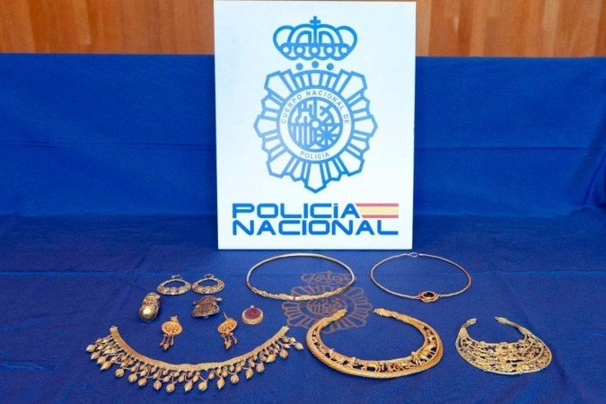 Esta fotografia divulgada pela Polícia Nacional mostra algumas das antigas joias de ouro ucranianas roubadas       -  (crédito: HANDOUT / SPANISH NATIONAL POLICE / AFP)