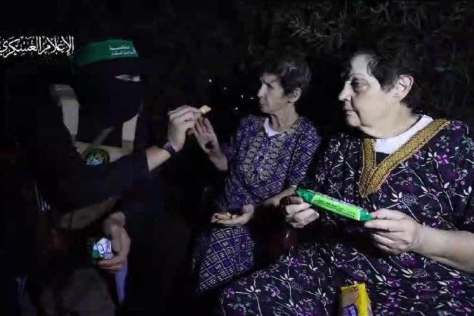 Yocheved Lifshitz (E) e Nurit Cooper (D), pouco antes de serem libertadas em Gaza - (crédito: Hamas/Divulgação) Yocheved Lifshitz (E) e Nurit Cooper (D), pouco antes de serem libertadas em Gaza - (crédito: Hamas/Divulgação)