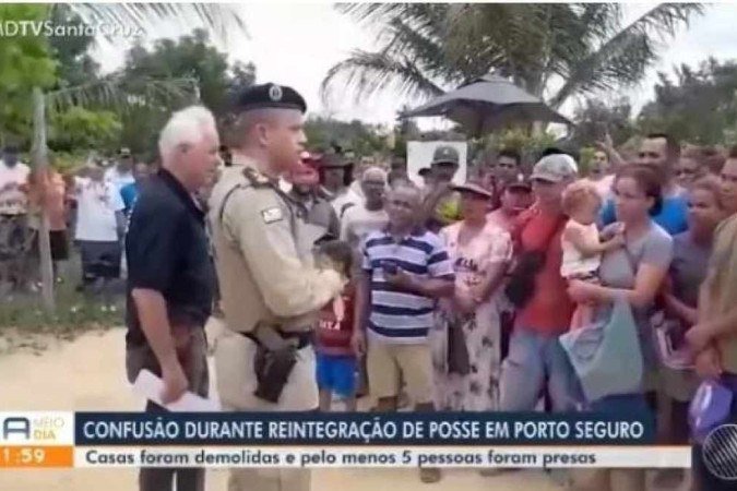 É possível perceber também o fardamento dos agentes da Polícia Militar
