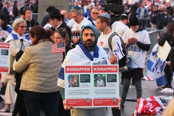 Pessoas se reúnem para uma manifestação na Times Square exigindo a libertação dos reféns feitos no ataque de 7 de outubro pelo Hamas -  (crédito: MICHAEL M. SANTIAGO / GETTY IMAGES NORTH AMERICA / GETTY IMAGES VIA AFP)