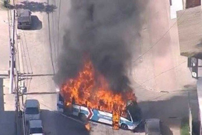 Mais de 25 ônibus são incendiados na Zona Oeste, do Rio de Janeiro - (crédito: Redes Sociais/Reprodução) Mais de 25 ônibus são incendiados na Zona Oeste, do Rio de Janeiro - (crédito: Redes Sociais/Reprodução)