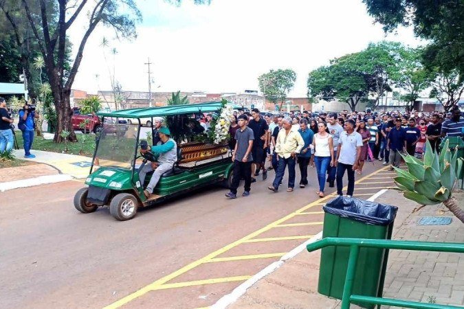 Vítima do acidente de ônibus na BR-070 Francisco Ferreira da Silva foi velado hoje - (crédito: Luis Fellype Rodrigues ) Vítima do acidente de ônibus na BR-070 Francisco Ferreira da Silva foi velado hoje - (crédito: Luis Fellype Rodrigues )