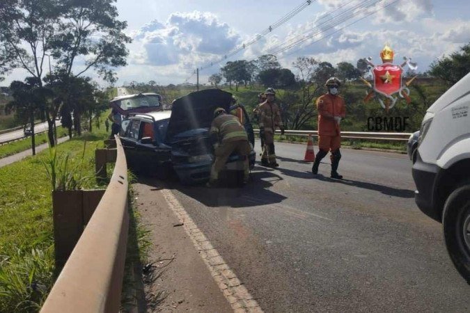 Motorista bate em guard rail na DF 290, Santa Maria. O ageiro do veículo ficou ferido - (crédito: Divulgação/CBMDF) Motorista bate em guard rail na DF 290, Santa Maria. O ageiro do veículo ficou ferido - (crédito: Divulgação/CBMDF)