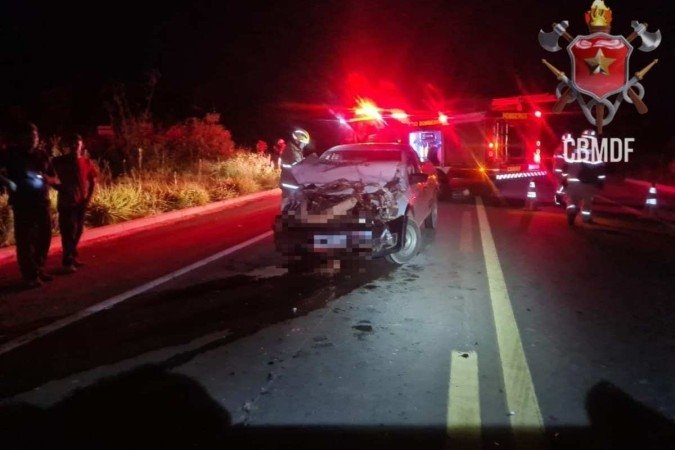Carro e caminhão colidiram na BR 251, uma pessoa foi transportada para o Hospital Brasília -  (crédito: Divulgação/CBMDF)