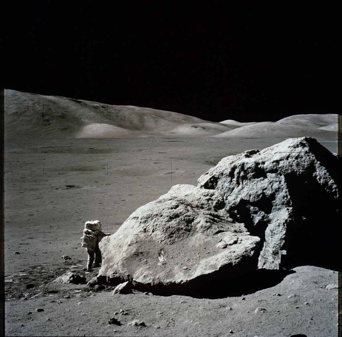 O cientista-astronauta Harrison Schmitt coleta material na Lua, ao lado de uma enorme pedra lunar, na terceira atividade extraveicular da Apollo 17