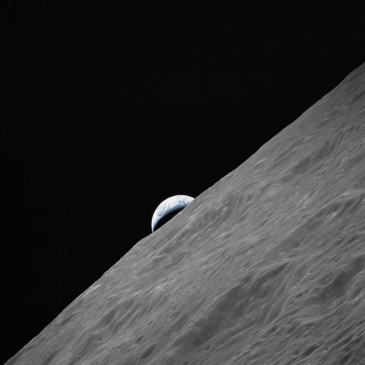 Terra vista do horizonte lunar em registro feito pelos astronautas da Apollo 17