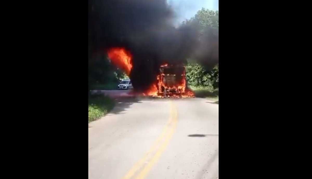 Dezenas de ônibus são incendiados no RJ após polícia matar miliciano