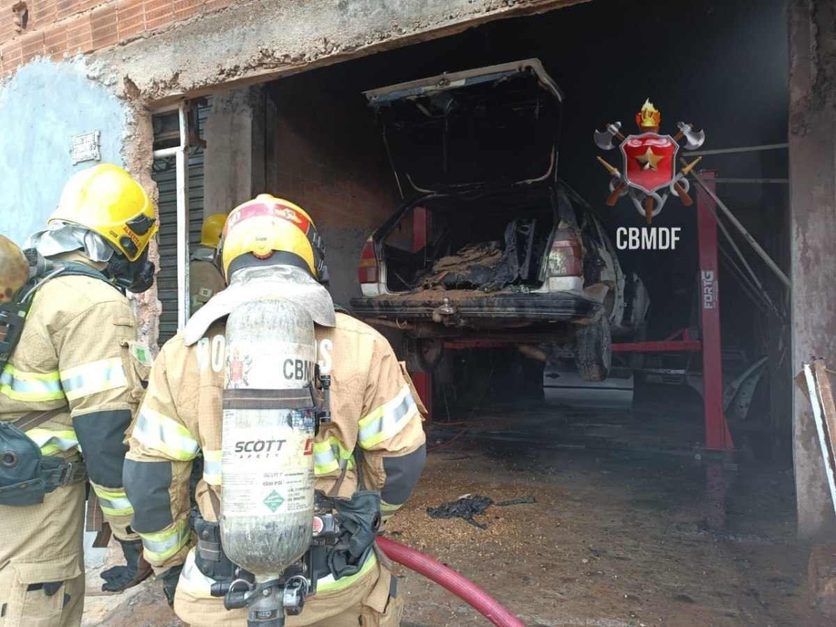 Carro pega fogo em oficina, em Planaltina (DF), na manhã de hoje (23/10)