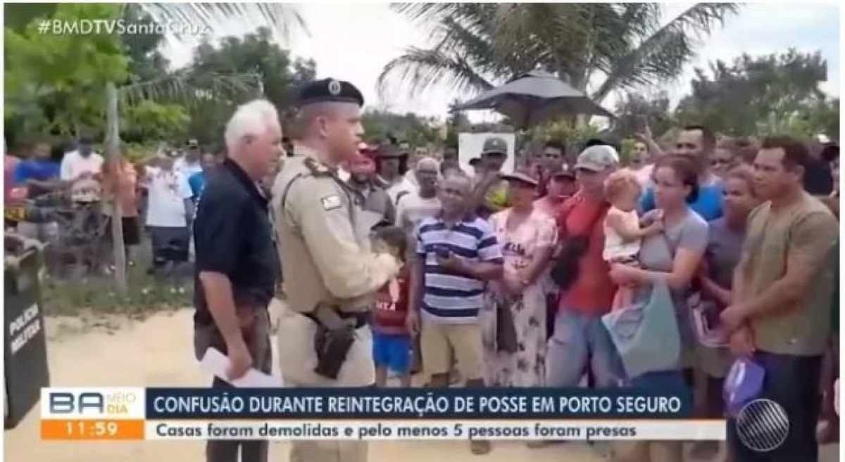 É possível perceber também o fardamento dos agentes da Polícia Militar