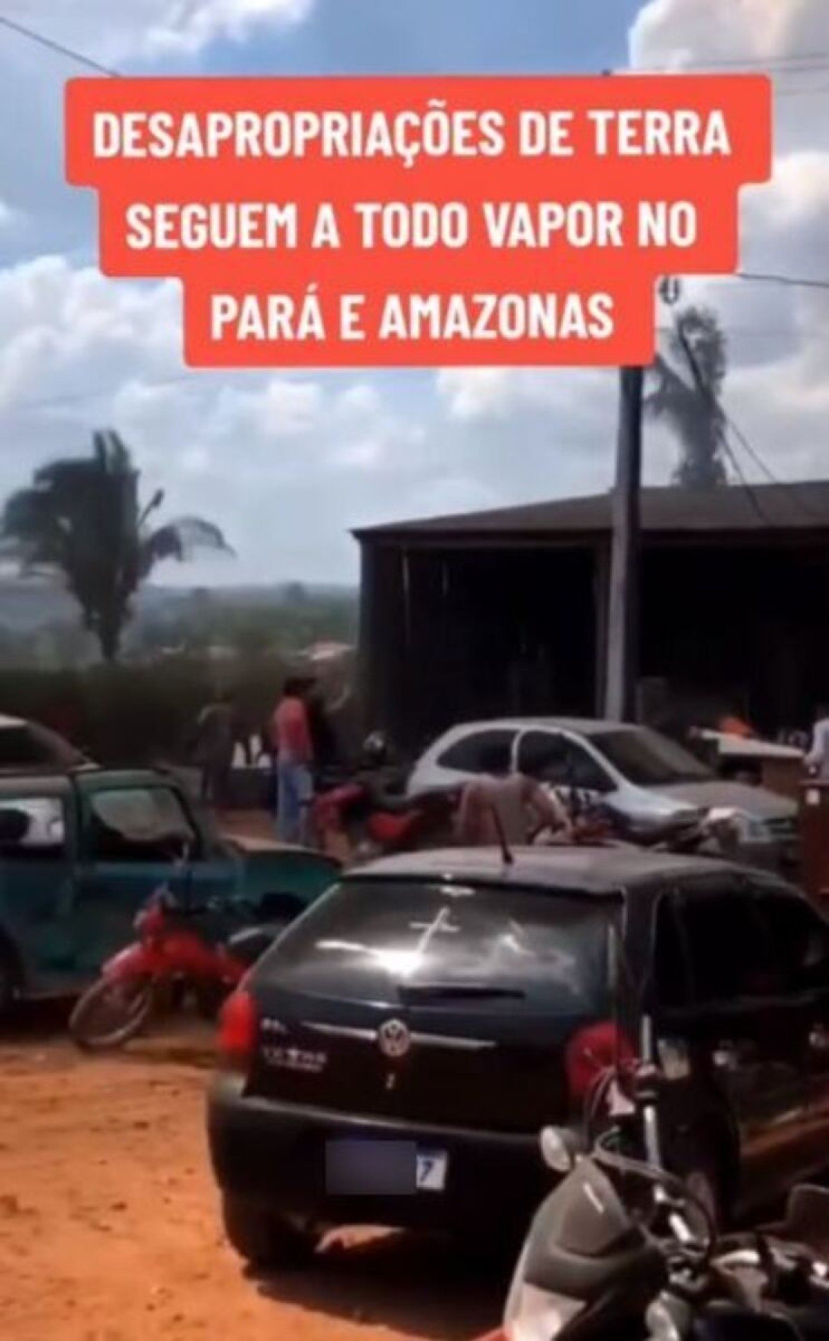 Um dos carros, um Volkswagen Gol preto, tem placa de Anapu, no Pará