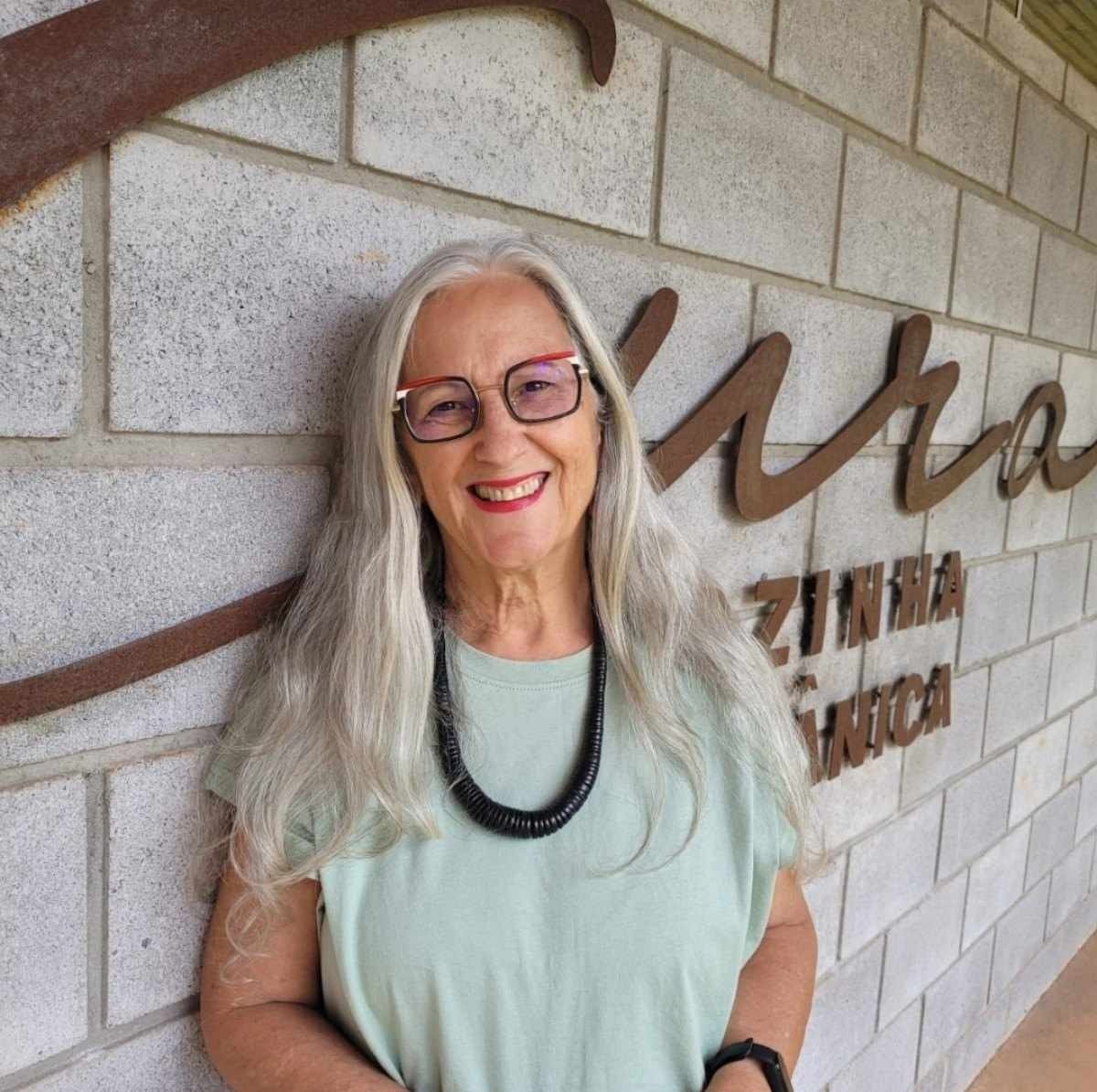 Cristina em frente ao seu restaurante Cura Cozinha Org&acirc;nica