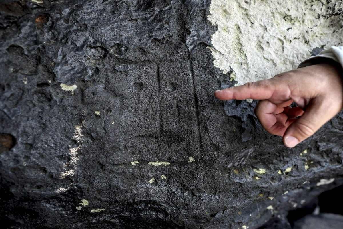 O arqueólogo Jaime Oliveira, do Instituto do Patrimônio Histórico e Artístico Nacional (Iphan), mostra antigas gravuras rupestres que reapareceram na região do Sítio Arqueológico das Lajes 