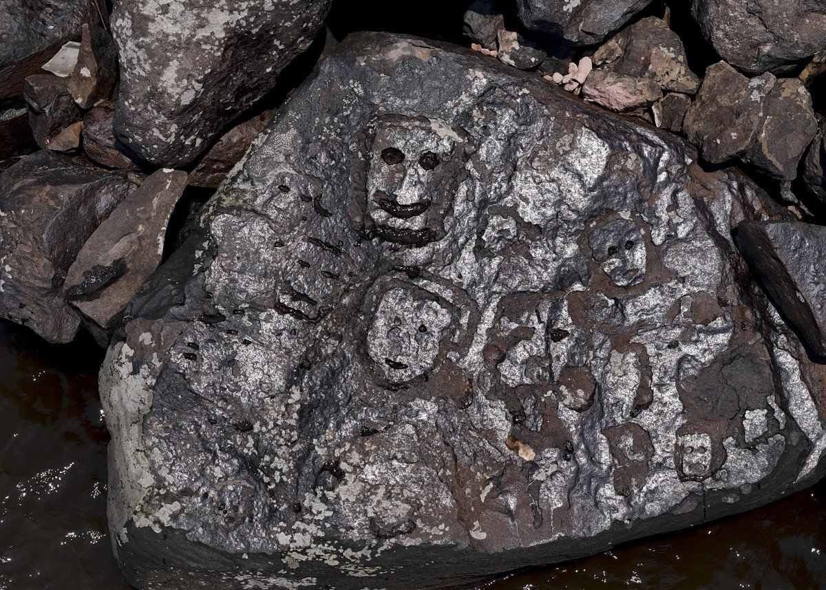 Antigas gravuras rupestres que reapareceram na região do Sítio Arqueológico das Lajes devido à forte seca que atinge os rios da região