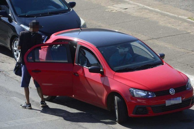 Homem desembarca de carro pirata na plataforma superior da Rodoviária do Plano Piloto 