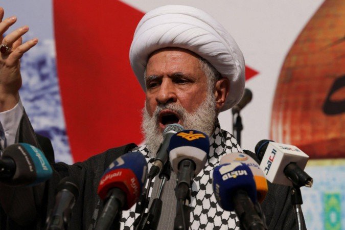 Naim Qassem, segundo no comando do Hezbollah, durante uma marcha em apoio aos palestinos em Beirute, Líbano - (crédito: Reuters) Naim Qassem, segundo no comando do Hezbollah, durante uma marcha em apoio aos palestinos em Beirute, Líbano - (crédito: Reuters)