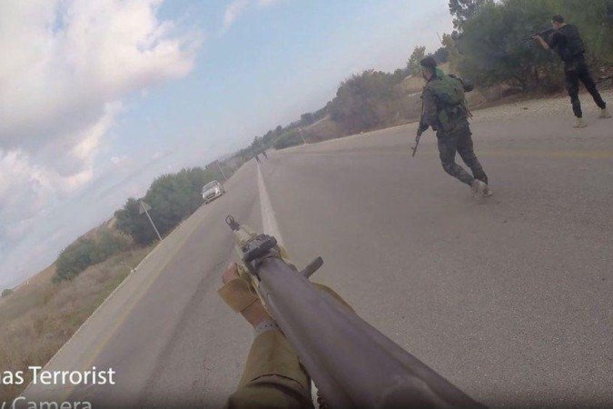O exército israelense exibiu imagens do ataque registradas por câmeras corporais do Hamas, câmeras de segurança, câmeras de veículos e celulares - (crédito: Fuerzas de Defensa de Israel) O exército israelense exibiu imagens do ataque registradas por câmeras corporais do Hamas, câmeras de segurança, câmeras de veículos e celulares - (crédito: Fuerzas de Defensa de Israel)