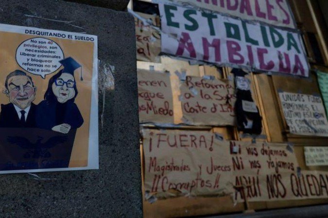Cartazes pedindo fim de 'privilégios' na parte externa da Suprema Corte do México - (crédito: Gerardo Vieyra/NurPhoto via Getty Images) Cartazes pedindo fim de 'privilégios' na parte externa da Suprema Corte do México - (crédito: Gerardo Vieyra/NurPhoto via Getty Images)