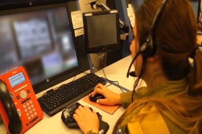 A 'sala da guerra' monitora permanentemente as câmeras instaladas ao longo de mais de 100 km, na fronteira entre Israel e o Líbano - (crédito: Divulgação/IDF) A 'sala da guerra' monitora permanentemente as câmeras instaladas ao longo de mais de 100 km, na fronteira entre Israel e o Líbano - (crédito: Divulgação/IDF)
