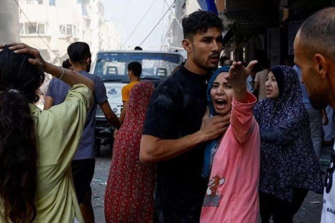 Vários locais na cidade de Khan Younis, no sul de Gaza, foram alvo de ataques israelenses durante a noite de terça-feira. - (crédito: BBC) Vários locais na cidade de Khan Younis, no sul de Gaza, foram alvo de ataques israelenses durante a noite de terça-feira. - (crédito: BBC)