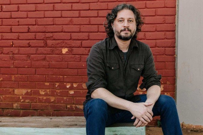 Maurício de Almeida conta que mesclou anotações sobre viagens que fez e pesquisas sobre locais variados do país - (crédito: Raissa Azeredo/Divulgação) Maurício de Almeida conta que mesclou anotações sobre viagens que fez e pesquisas sobre locais variados do país - (crédito: Raissa Azeredo/Divulgação)