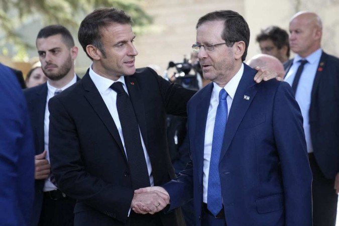 O presidente francês Emmanuel Macron aperta a mão do presidente de Israel, Isaac Herzog - (crédito: CHRISTOPHE ENA / POOL / AFP) O presidente francês Emmanuel Macron aperta a mão do presidente de Israel, Isaac Herzog - (crédito: CHRISTOPHE ENA / POOL / AFP)