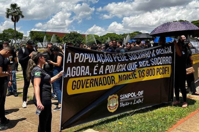 Concurso da PCDF: aprovados fazem manifestação em frente ao Buriti