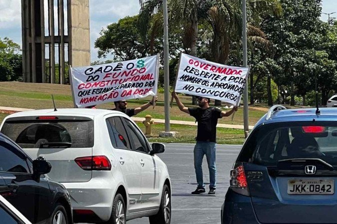 Os aprovados se reuniram em frente ao Palácio do Buriti na manhã desta terça - (crédito: Khalil Santos/CB/D.A Press) Os aprovados se reuniram em frente ao Palácio do Buriti na manhã desta terça - (crédito: Khalil Santos/CB/D.A Press)