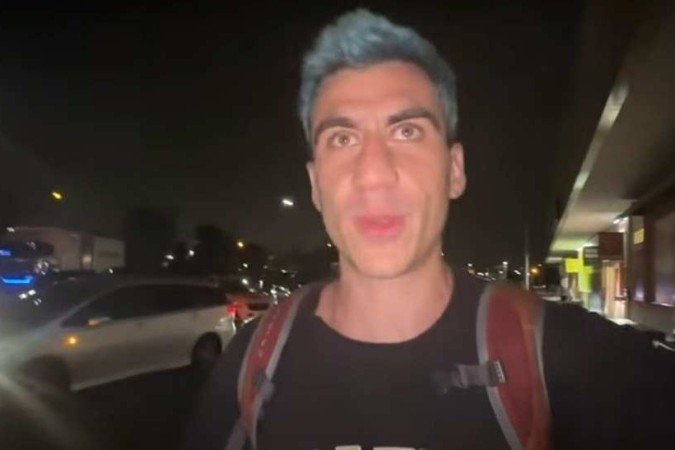 Fidias se esconde no banheiro de um trem-bala, finge estar doente ao ser confrontado por um cobrador e depois foge para embarcar em outro trem, onde faz a mesma manobra -  (crédito: Reprodução/Youtube)