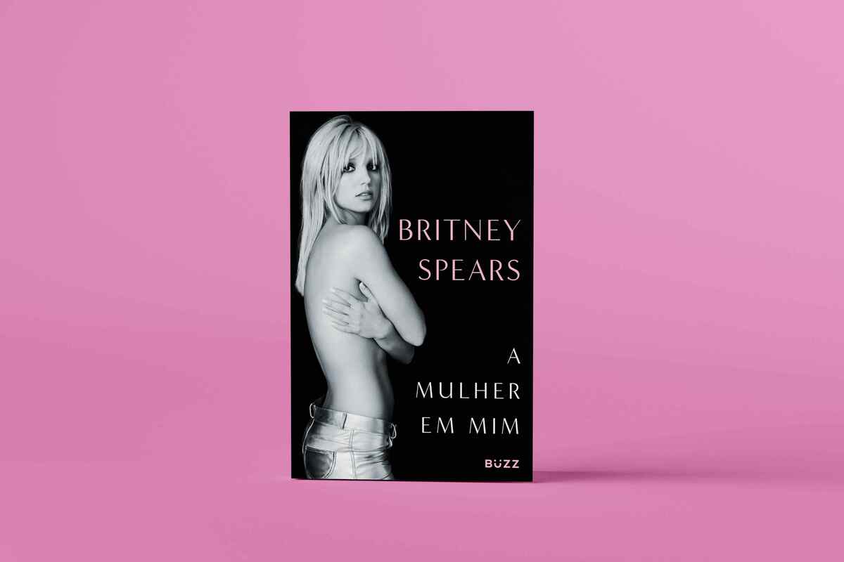 Livro da Britney, preto com uma foto dela em preto e branco, em um fundo rosa. 