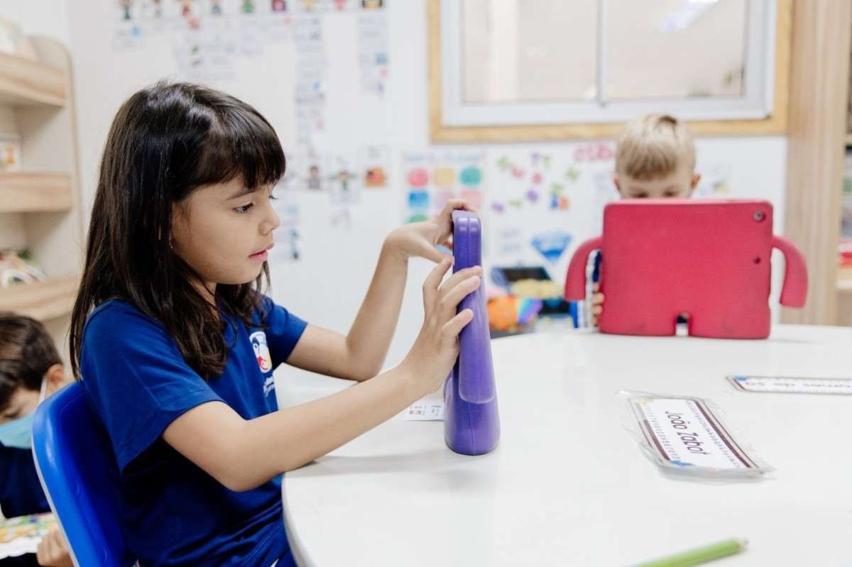 Aluna Maria Cecília, da Educação Infantil, em momento que une inovação e criatividade