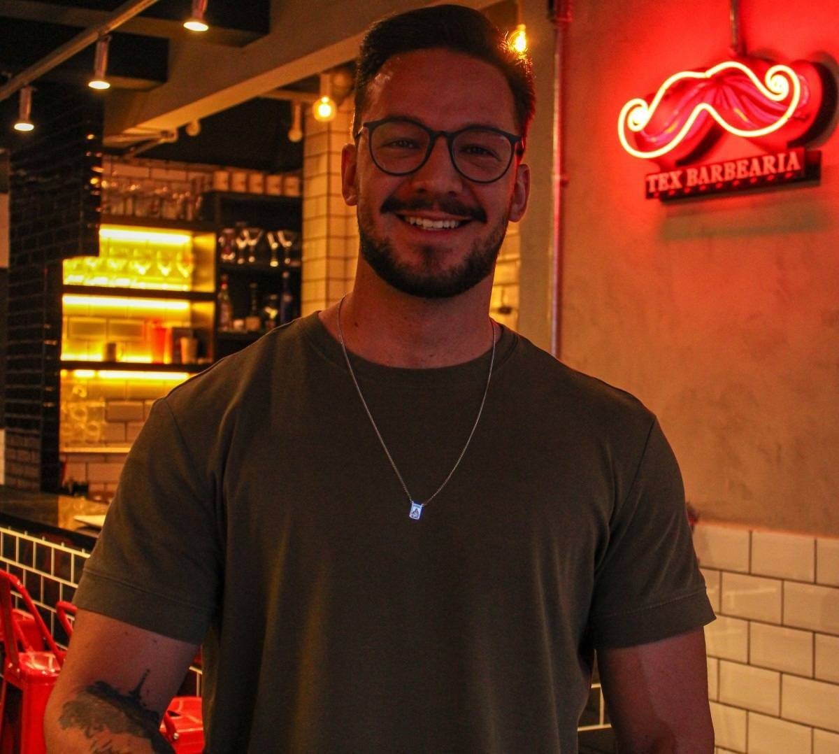  25/10/2023. Crédito: Kayo Magalhães/CB/D.A Press. Brasil.  Brasilia - DF.Cidades. Jovens estão entrando no mercado de trabalho. Na foto, Henrique Viana, 27, gerente da Tex Barbearia. 