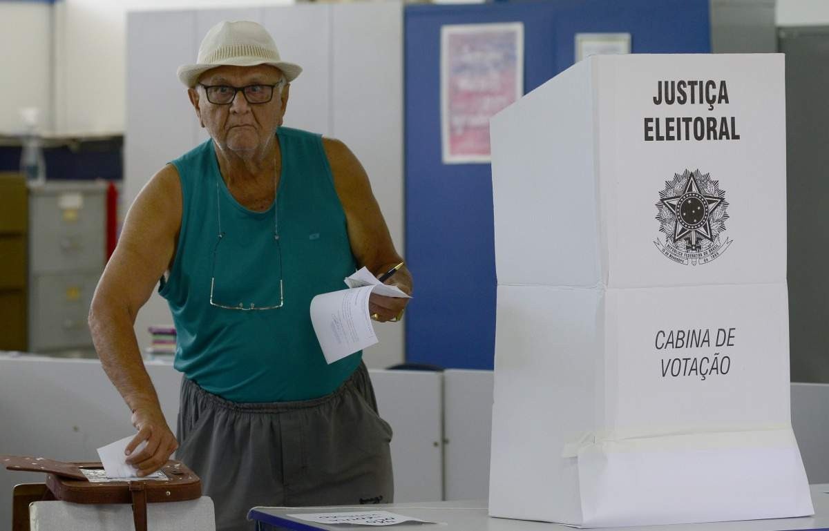 Demerval Cavalcante, avô de uma aluna do Centro de Ensino Médio Setor Leste, na votação para diretor, vice e conselheiros