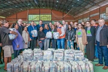 Primeira-dama Janja da Silva e comitiva do governo federal doam cestas básicas no Rio Grande do Sul, com a participação do Sesc Mesa Brasil -  (crédito: Cláudio Kbene/PR)