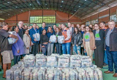 Primeira-dama Janja da Silva e comitiva do governo federal doam cestas básicas no Rio Grande do Sul, com a participação do Sesc Mesa Brasil - (crédito: Cláudio Kbene/PR) Primeira-dama Janja da Silva e comitiva do governo federal doam cestas básicas no Rio Grande do Sul, com a participação do Sesc Mesa Brasil - (crédito: Cláudio Kbene/PR)