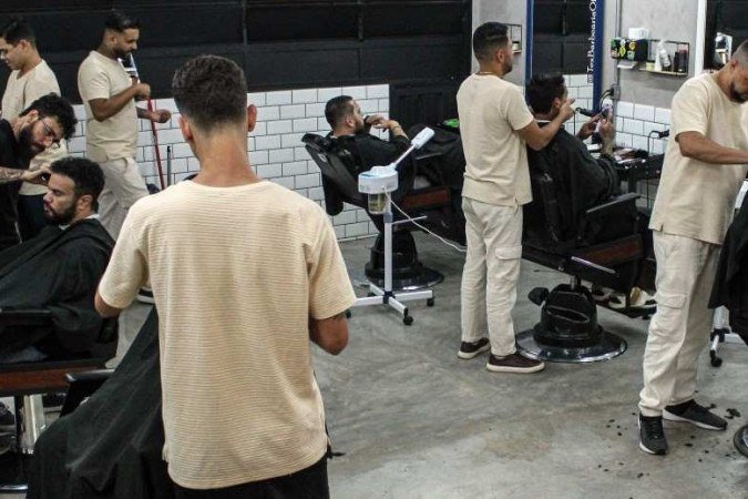 Barbearias estão atraindo jovens profissionais para o setor, que oferece um cardápio variado para atrair a clientela, como mesas de sinuca, bares e estúdios de tatuagem - (crédito: Kayo Magalhães/CB/D.A Press) Barbearias estão atraindo jovens profissionais para o setor, que oferece um cardápio variado para atrair a clientela, como mesas de sinuca, bares e estúdios de tatuagem - (crédito: Kayo Magalhães/CB/D.A Press)