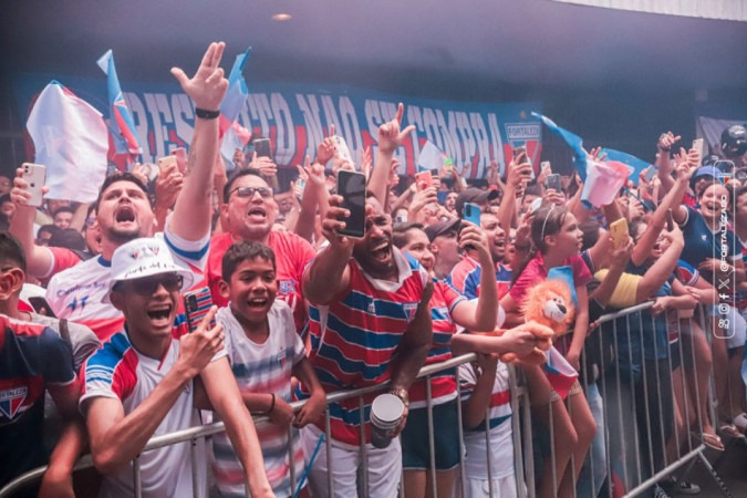 Torcida do Fortaleza antes do embarque da delegação da equipe para o Uruguai -  (crédito: Jogada10)