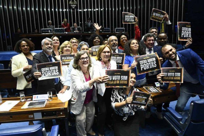Deputados e senadores comemoraram a aprovação da ampliação da Lei de Cotas, na noite de terça-feira, no Senado - (crédito: Marcos Oliveira/Agência Senado) Deputados e senadores comemoraram a aprovação da ampliação da Lei de Cotas, na noite de terça-feira, no Senado - (crédito: Marcos Oliveira/Agência Senado)