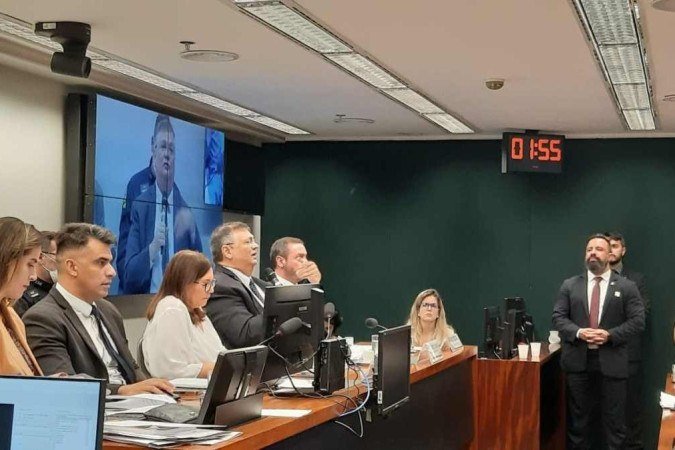 Dino acabou comparecendo nesta quarta (25/10) à audiência em outro local, na Comissão de Fiscalização Financeira e Controle, e foi questionado por alguns deputados da bancada da bala - (crédito: Evandro Éboli/CB/D.A Press) Dino acabou comparecendo nesta quarta (25/10) à audiência em outro local, na Comissão de Fiscalização Financeira e Controle, e foi questionado por alguns deputados da bancada da bala - (crédito: Evandro Éboli/CB/D.A Press)