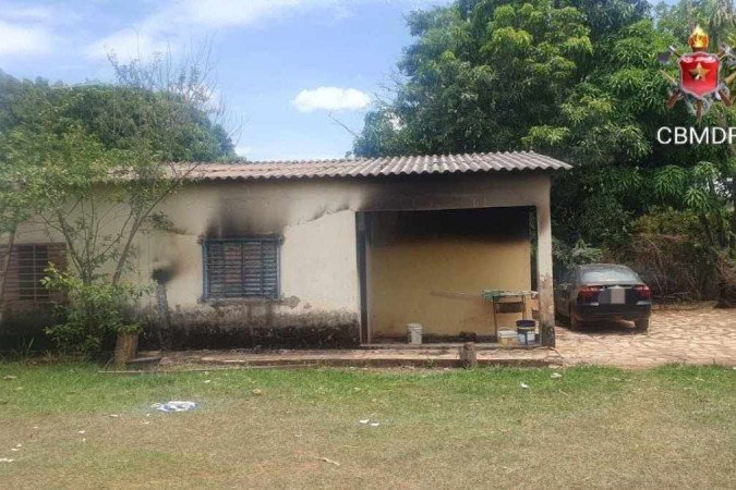As vítimas foram retiradas da casa por populares, antes da chegada dos bombeiros. - (crédito: Divulgação/CBMDF) As vítimas foram retiradas da casa por populares, antes da chegada dos bombeiros. - (crédito: Divulgação/CBMDF)