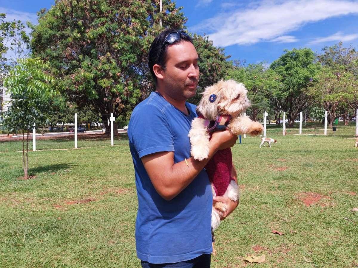 Ítalo Araújo com sua cachorrinha Julie, no ParCão do Sudoeste