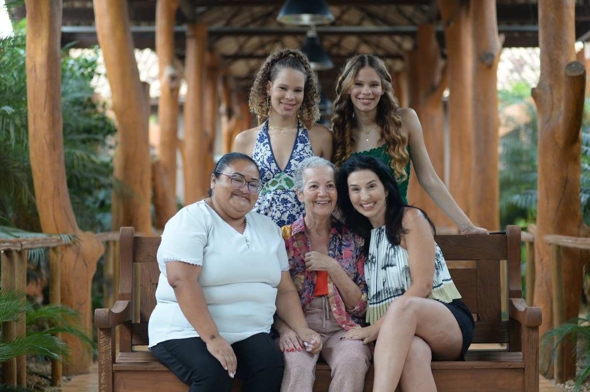 Marina Gagliardi, sua mãe Marilene, as filhas gêmeas Júlia e Juliana e a cuidadora Nilda