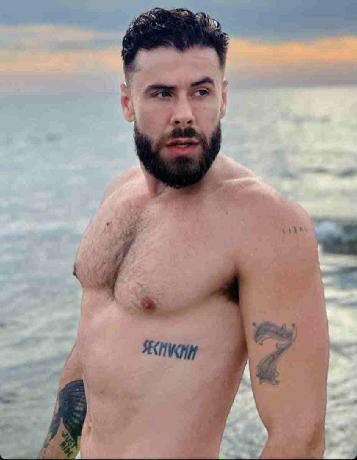 Entre os 12 participantes da atração, gravada à beira-mar, na Colômbia, está o brasiliense Fernando Escarião, de 31 anos. E ele chegou prometendo causar. 