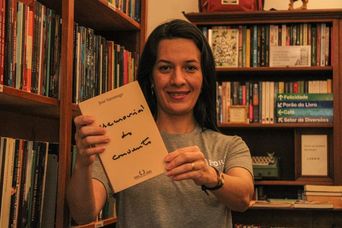 Luana Pessoa, do Porão, Livro & Café, começou vendendo obras do acervo pessoal pela internet
