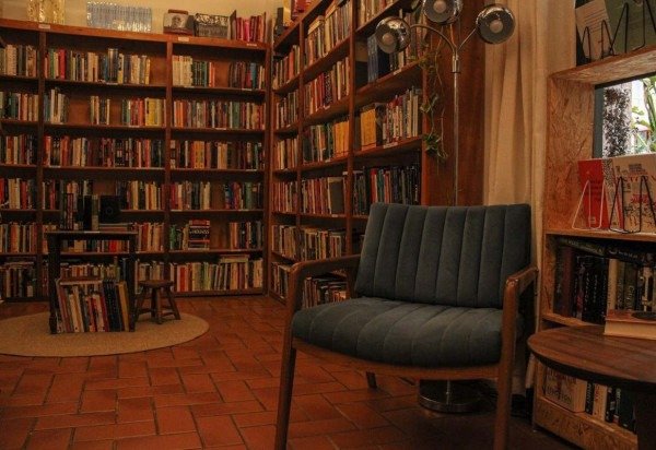  26/10/2023. Crédito: Kayo Magalhães/CB/D.A Press. Brasil.  Brasilia - DF. Dia do livro: sebos preservam histórias e exemplares únicos. Na foto, Porão, Livro & Café.  